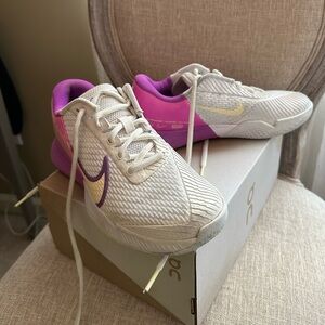 Women's Nike tennis court shoes